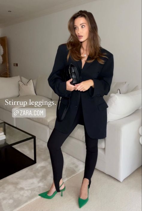 Daytime Party Outfit, Stirrup Leggings Outfit, Lux Fashion, Look Legging, Beauty Boost, Stirrup Leggings, Power Of Makeup, Work Chic, Winter Capsule Wardrobe