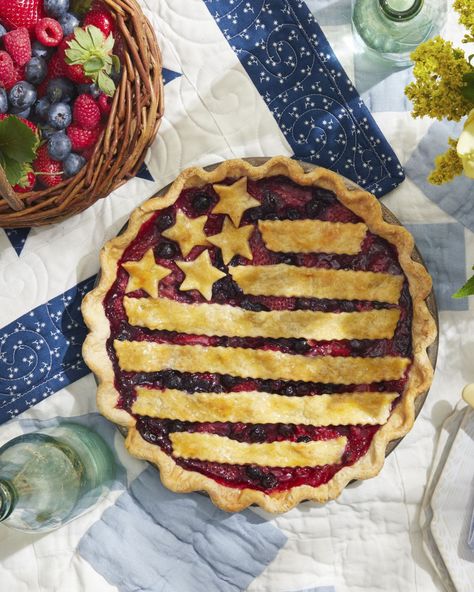 Mixed Berry Flag Pie Patriotic Pie, Decorative Pie Crust, Almond Pie, Pie Crust Designs, Pie Pie, Pie Pops, Strawberries Blueberries, Berry Pie, Dessert Pizza