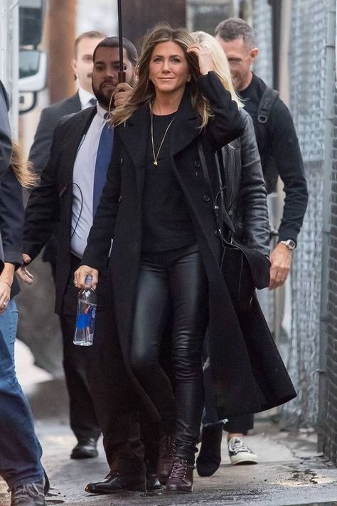 Black Leather Leggings Outfit, Jennifer Anniston Style, Leather Trousers Outfit, Maroon Boots, Lederhosen Outfit, Jennifer Aniston Style, Look Legging, Trouser Outfit, Black Leather Pants