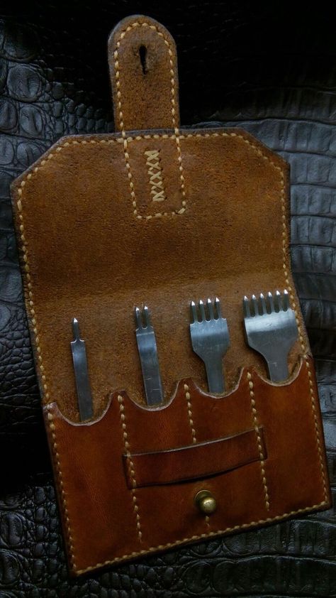 Leather Workshop Ideas, Leatherworking Patterns, Leathercraft Projects, Leather Tool Pouches, Diy Leather Working, Leather Tool Roll, Leather Working Projects, Leather Bag Tutorial, Leather Working Patterns