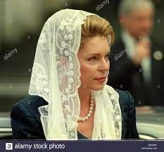 Hussein service/Queen Noor Stock Photo - Alamy King Hussein Of Jordan, Queen Noor Of Jordan, Queen Noor, London Cathedral, Polished Hair, Print Foto, Jeweled Shoes, St Pauls Cathedral, Hair Cover