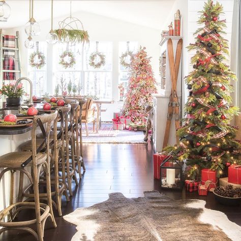 16 Inspiring Christmas Tree Decorating Ideas - Sanctuary Home Decor Kitchen Christmas Tree, Christmas Tree Decorating Ideas, Tree Decorating Ideas, Christmas Tree Decorating, Flocked Christmas Trees Decorated, Days To Christmas, Kitchen Christmas, Tree Decorating, Flocked Christmas Trees