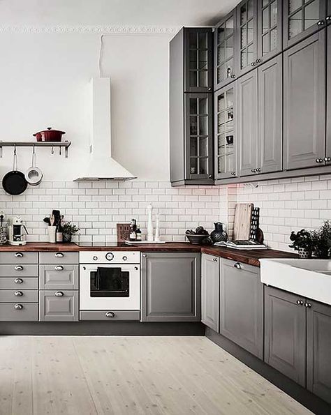 Light Grey Kitchen Cabinets, Block Countertops, Light Grey Kitchens, Grey Kitchen Designs, Gray And White Kitchen, Minimal Interior Design, Gray Cabinets, Countertops Kitchen, L Shaped Kitchen