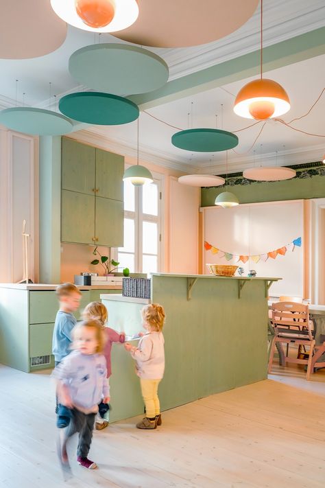 colorful ceiling islands in daycare design Kindergarten Case Study, Therapy Room Design, Colourful Ceiling, Pediatrics Office, Education Design Interior, Indoor Playroom, Kindergarten Interior, Kids Cafe, Kids Interior Design