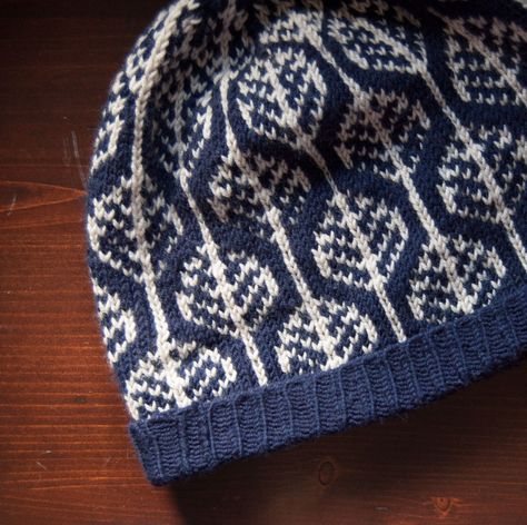 Leaf Hat Knitting Pattern, Knit Hat Colorwork, Fair Isle Mittens Pattern Free, Free Colorwork Knitting Patterns, Faire Isle Knitting Patterns, Beginner Colorwork Knitting Pattern, Colorwork Knitting Patterns Free, Fair Isle Hat Pattern Free, Colorwork Knitting Charts