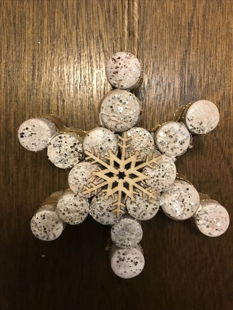 Cork Christmas Decorations Diy, Cork Decorations Christmas, Cork Diy Christmas, Winter Cork Crafts, Cork Snowflakes, Cork Snowflake Ornament, Cork Creations, Wine Cork Crafts Christmas, Cork Christmas