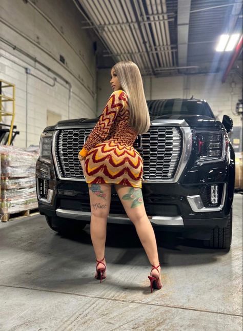 Cardi B Outfits, Lamborghini Truck, Nicki Minaj Photos, B Fashion, Female Rappers, Chill Outfits, Black Art Pictures, Curvy Girl Outfits, Cardi B