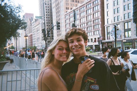 Couple Disposable Pictures, Film Pictures Aesthetic Couple, Disposable Camera Couple Pictures, Pictures With Camera Aesthetic, Couples Disposable Camera, Couples On Film Camera, Film Camera Couple Photos, Couples Film Photo Aesthetic, Disposable Camera Photography Aesthetic