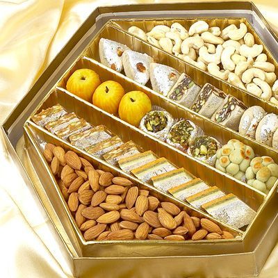 Sweets Delivery Online in Chennai Diwali Mithai Box Ideas, Kaju Barfi, Indian Outdoor Wedding Decor, Diwali Mithai, Mithai Boxes, Sweet Box Design, Nuts Gift, Sweet Hampers, Bhai Dooj