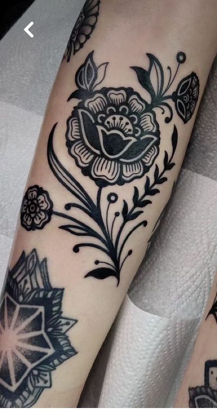 Elbow Tattoo Blackwork, Full Sleeve Tattoos Old School, Traditional Black Leg Tattoo, Woman Quarter Sleeve Tattoo, Traditional Flower Tattoos For Women, American Traditional Floral Tattoo Black, Framed Tattoo Sleeve, Black Work Stomach Tattoo, Black And White Neotraditional Tattoos