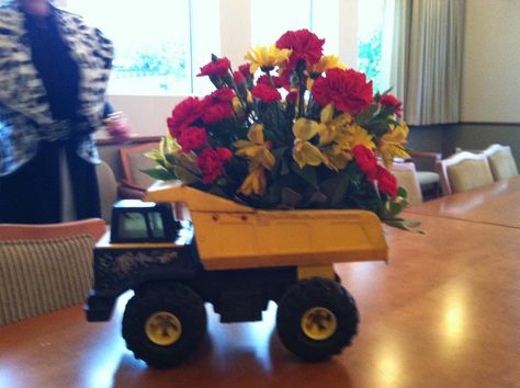 Tonka dump truck floral arrangement Truck Centerpieces Ideas, Cement Truck, Retirement Party Ideas, Flower Bouquet Diy, Antique Tractors, Tool Party, Construction Theme, Father's Day Ideas, Diy Bouquet