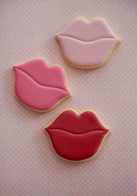 Bratz Cookies, Lip Cookies, Mom Cookies, Kiss Cookie, Bratz Party, 12th Birthday Party Ideas, Snow Cookies, Valentine Cookies Decorated, Winter Cookies