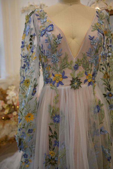 Color Wedding Dress, Floral Dresses With Sleeves, Wedding Dress Tulle, Boho Chic Wedding Dress, Wedding Dress Vintage, Fairy Wedding Dress, Embroidered Wedding Dress, Garden Wedding Dresses, Vintage Wedding Dress