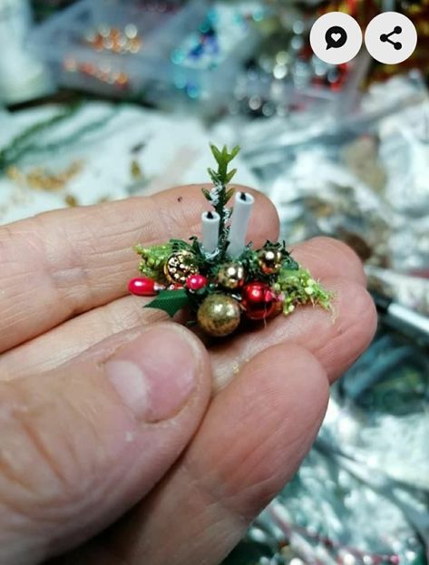 Diy Miniature Christmas House, Dollhouse Christmas Diy, Christmas Miniatures Diy, Christmas Minatures, Miniature Christmas Scenes, Christmas Miniatures, Christmas Diorama, Mini Christmas Ornaments, Dollhouse Miniature Tutorials