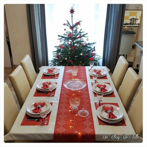 Simple Christmas Decor Table, Simple Christmas Table Decorations, Raclette Party, Center Table Decor, Christmas Centers, Christmas Tree Decorating Themes, Deco Salon, Simple Christmas Decor, Wedding Stage Decorations