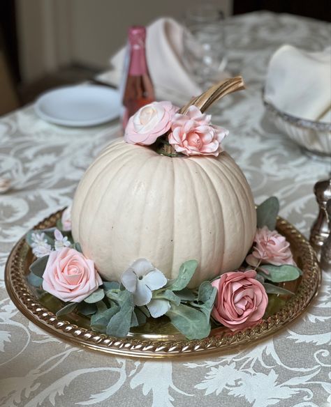 Pumpkin Themed Cake Ideas, Pink Pumpkin Baby Shower Centerpieces, Pink Pumpkin Centerpieces, Pumpkin Centerpieces Baby Shower Girl, Pumpkin Centerpieces Baby, Fall Baby Shower Centerpieces, Pastel Thanksgiving, Pink Pumpkin Party, Sweet Pea Baby Shower