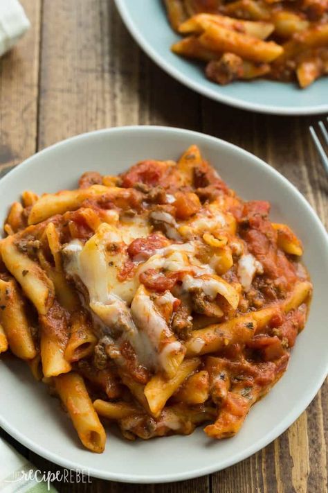 This Slow Cooker Baked Ziti is actually made completely in the crockpot -- even the pasta! It is so much easier than the traditional version but packs all of the same flavor! Slow Cooker Baked Ziti, Fall Slow Cooker, Fall Slow Cooker Recipes, Slow Cooker Ground Beef, Crockpot Pasta Recipes, Crockpot Pasta, Slow Cooker Baking, Baked Ziti Recipe, Slow Cooker Recipes Beef