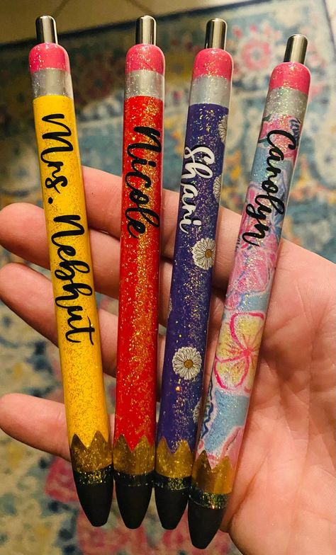 Leave Design, Resin Pen, Pen Craft, Pen Diy, Pretty Pens, Glitter Tumbler Cups, Diy Resin Projects, Custom Pens, Epoxy Resin Crafts