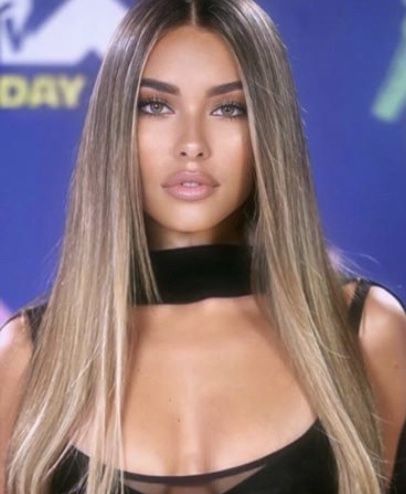 Madison Beer Hair Highlights Blonde, Brown And Blonde Hairstyles, Medium Skin Blonde Hair, Maddison Beer Blonde, Maddison Beer Blonde Hair, Madison Beer Hair 2020, Madison Beer Blonde Highlights, Madison Beer Balayage, Toasted Coconut Blonde Hair