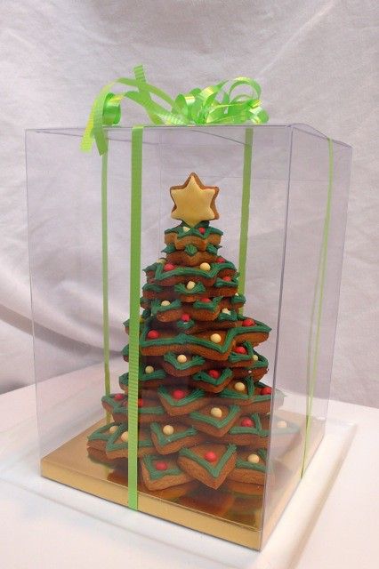 Classic 3D Gingerbread tree with box | ©Cookievonster 2009 | Cookievonster | Flickr Fondant Donut, Christmas Tree Sweets, Cookie Tower, Gingerbread Star, 3d Gingerbread, Christmas Sugar Cookies Decorated, Gingerbread Tree, Gingerbread Christmas Tree, Christmas Tree Gift