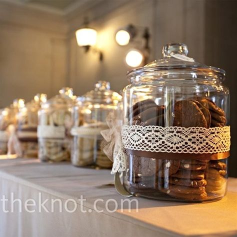 cookie bar Jar Wrapping, Cookie Station, Cookie Bar Wedding, Assorted Biscuits, Lace Jars, Cookie Buffet, Desserts Wedding, Assorted Cookies, Cookie Display