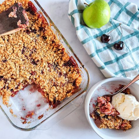 Cherry Apple Crisp {Cherry and Apple Crumble with Oats} - Milk Glass Home Apple Crumble With Oats, Oat Crumble Topping, Cherry Crisp, Cherry Crumble, Cherry Apple, Oat Crumble, Fruit Crisp, Crumble Recipe, Frozen Cherries