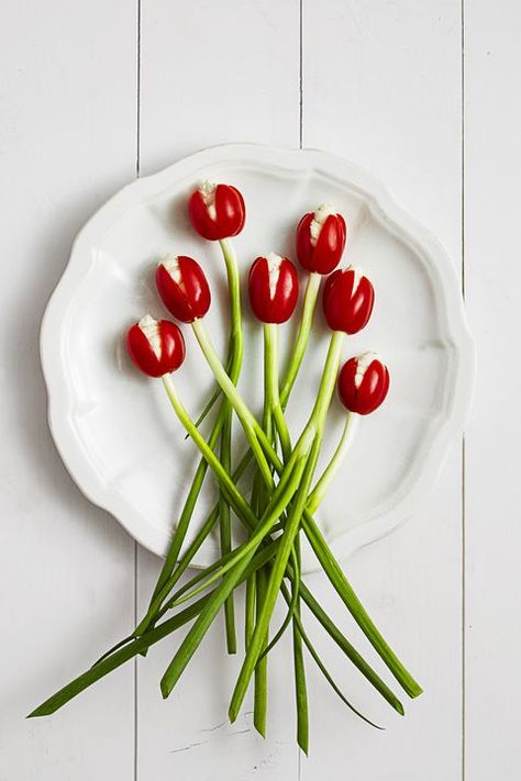 Tomato Tulips - Easter Dinner Ideas Tomato Tulips, Easy Easter Dinner Recipes, Easter Appetizers Easy, Easy Easter Dinner, Easter Dinner Menus, Easter Food Appetizers, Easter Appetizers, Easter Menu, Easter Dinner Recipes