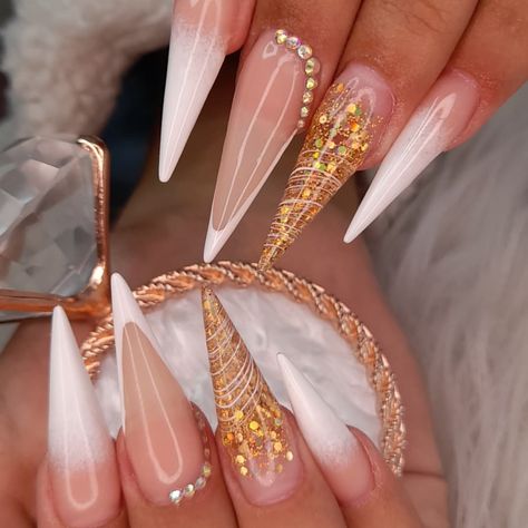 Stiletto Nails Designs Classy, Gold And White Nails, Gold Stiletto Nails, Shiny Nails Designs, Stilleto Nails Designs, Nails Designer, Color For Nails, Pointy Nails, Classy Nail Designs