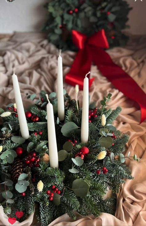 Advent Vijenac, Advent Candles Ideas, Green Advent Wreath, Adventes Vainags, Advent Wreath Ideas, Advent Wreath Diy, Christmas Advent Wreath, Cozy Christmas Decor, Christmas Candle Decorations