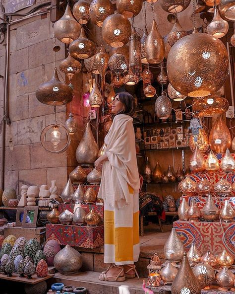 Khan el-Khalili is one of the most famous and interesting places in Cairo, Egypt. It is a large bazaar and market area over 600 years old. It is where you can find almost anything, from spices to souvenirs to clothing. The market was once the largest in the world and was home to over 3,000 shops. However, over the years, it has shrunk and only has around 1,500 shops. Bent Pyramid, Middle East Culture, Modern Metropolis, Travel Inspiration Destinations, History Book, Egyptian History, Cairo Egypt, Interesting Places, Living History