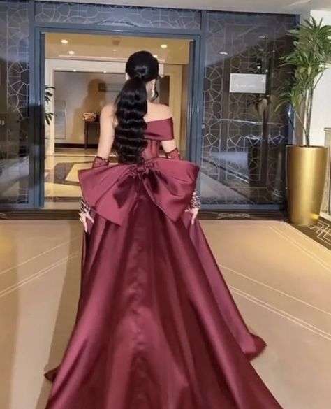 Prom Dress With Bow, Gown With Gloves, Dubai Evening, Reception Gowns, Evening Dress Beaded, Met Gala Dresses, Classy Gowns, Reception Gown, Prom Dress Inspiration