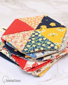 Pot Holders Sewing Free Pattern, Fabric Crafts For Beginners, Sewing Projects Coasters, Diy Sewing Coasters, Cloth Coasters Free Pattern, Homemade Coasters Fabric, Costers Diy Fabric, Criss Cross Coasters Free Pattern, Easy Coasters To Sew