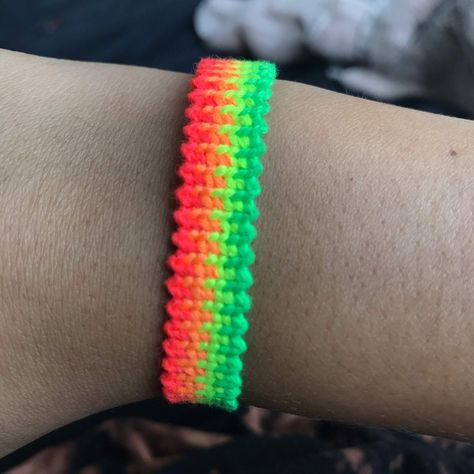 #bracelet #pattern #knitted #macrame Neon Friendship Bracelet Patterns, Neon Friendship Bracelets, Braclets Diy, String Keychains, Neon Bracelets, Bracelet Tutorials, Diy Friendship Bracelets Tutorial, Bracelets Tutorial, Homemade Bracelets