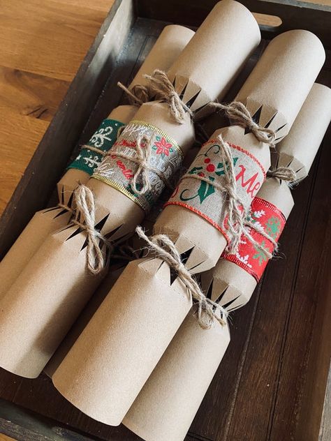 Home Made Christmas Cracker, Cracker Board, Kersfees Idees, Diy Crackers, Make Your Own Crackers, Diy Christmas Crackers, Utah Trip, Christmas Party Crafts, Recycled Christmas