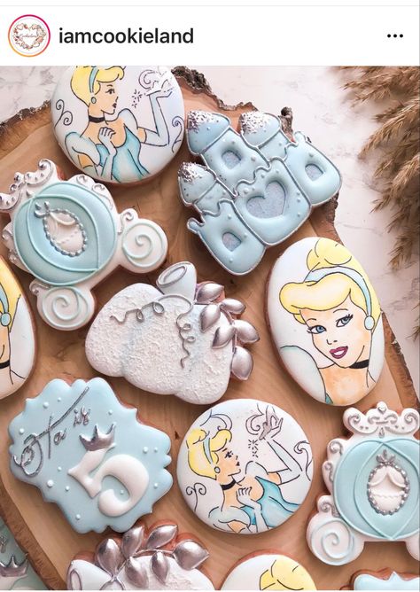 Disney Princess Cookies, Crown Cookies, Cinderella Birthday Party, Princess Cookies, Wedding Cake Cookies, Tema Disney, Disney Cookies, Cookie Decorating Party, Sugar Cookie Royal Icing