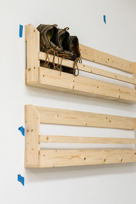 Diy Wall Shoe Rack Small Spaces, Diy Wooden Shoe Rack, Diy Shoe Racks, Rak Sepatu Diy, Vertical Shoe Storage, Shoe Rack Diy, Shoe Rack Wall, Closet Shoe Rack, Wall Shoe Storage