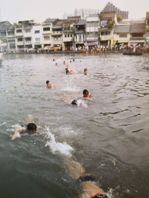 First swim across Singapore River (1984) Delta River, Singapore River, Straits Settlements, Singapore Photos, River Delta, Modern City, Historical Photos, Old Photos, Boats