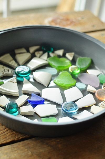 How to Make Stepping Stones with a Cake Pan.... Could put letters in as well ;) Make Stepping Stones, Ge Aldrig Upp, Garden Stepping Stones, Stones Diy, Whimsical Garden, Ideas Garden, Cake Pan, Art Sculptures, Garden Crafts