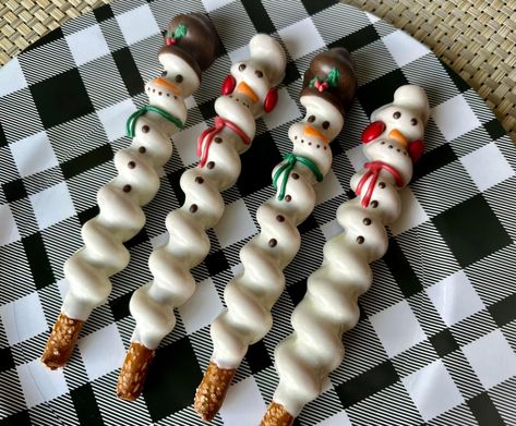 Pretzel Rod Packaging Gift Ideas, Christmas Themed Chocolate Covered Pretzels, Pretzel Rods Dipped Christmas, Christmas Dipped Pretzels, Christmas Chocolate Covered Treats, Christmas Chocolate Pretzels, Christmas Chocolate Covered Pretzels, Christmas Pretzel Rods, Chocolate Pretzels Christmas