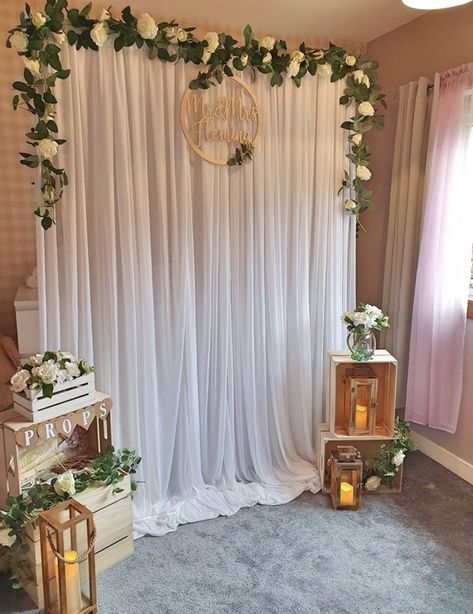 Wedding Backdrop Design Simple, Design Diy Ideas, Diy Photo Backdrop, Wedding Background Decoration, Decoration Evenementielle, Photo Backdrop Wedding, Diy Wedding Backdrop, Desi Wedding Decor, Wedding Backdrop Design