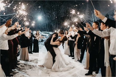 Winter Wedding Warmth Ideas, Winter Ball Wedding, Winter Wedding Sendoff, Winter Wedding Intimate, Winter Wedding Photography Poses, December Wedding Pictures, Winter Wedding Outdoor Photos, Winter Wedding Aesthetic Snow, Wedding Snow Pictures