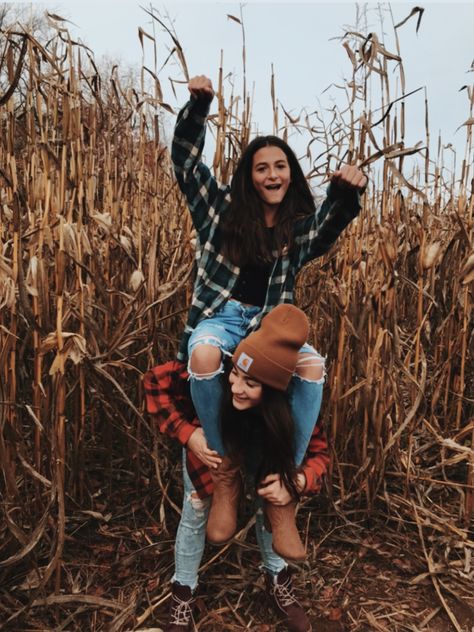 Fall Picture Ideas For Best Friends, Fall Bff Pictures, Fall Pictures To Take With Your Best Friend, Best Friend Fall Pictures Photo Shoots, Pumpkin Patch Photos With Friends, Fall Pics To Take With Friends, Friends Fall Pictures, Fall Pics To Recreate With Friends, Cute Fall Pics With Bestie