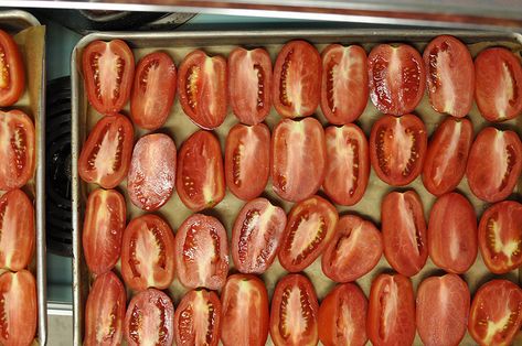 Dry Basil, Oven Dried Tomatoes, Food In Jars, Preserving Recipes, Healthy Cleanse, Oven Roasted Tomatoes, Slow Roasted Tomatoes, Home Canning Recipes, Cookie Sheets