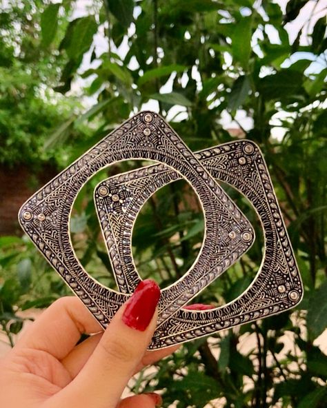 Square oxidised bangles 🩷💫 Available in size 2.6🦋 Follow : @gehnakari for more🌸 🌻PAN India Delivery 🌻Prepaid orders only 🌻Free shipping above ₹599 Dm us to place order💕 #oxidisedbangles #oxidisedjewellery #bangles #dailywearbangles #jewellery #affordablejewelry #ethnicjewellery #explorepage #weddingseason #astheticjewelry #shopsmall #ordernow #fyp #trendingjewellery #jewelryaddict #instagood #instalike Square Bangles, Oxidised Bangles, Instagram Square, Oxidised Jewellery, Affordable Jewelry, Small Shop, Wedding Season, Bangles, Size 2