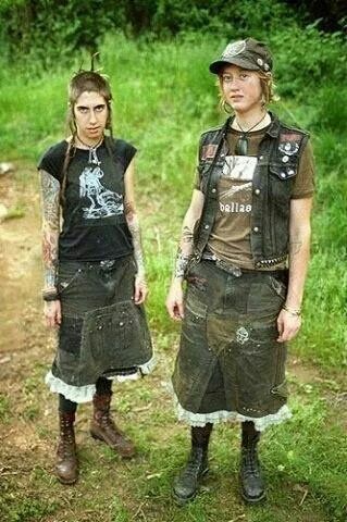 Gutter Punk, Gutters And Downspouts, Cultura Punk, Punk Culture, Girl Punk, Crust Punk, Punk Aesthetic, Punk Girl, Punk Rock Fashion