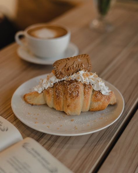 Biscoff Croissant, Croissant Sweet, Croissant Aesthetic, Croissant Coffee, Butter Croissant Aesthetic, Coffee And Croissants Photography, Croissant Cafe Aesthetic, Croissants And Coffee Aesthetic, Friends Cafe