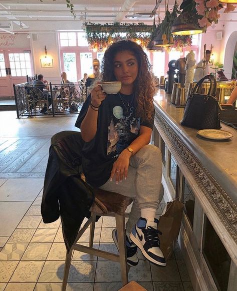 Winter Women Outfits, Jordan Outfits Womens, Air Jordan 1 Obsidian, Cute Lounge Outfits, Athletic Shoes Outfit, High Top Jordans, Jordan 1 Obsidian, Sneakers Outfit Casual, Lounge Outfits