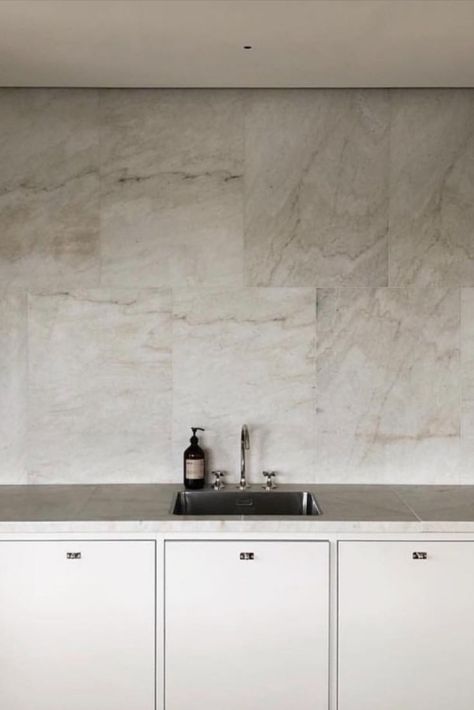 When you are to renovate using stone in your home, perhaps the thought goes directly to using the stone on floors or walls in the bathroom. But there are more ways to use natural stone. This is a good example of how nice it can be to tile the entire kitchen wall. Design Andreas Martin-Löf. Marble Tile Splashback Kitchen, Large Tile Splashback Kitchen, Stone Splashback Kitchen, Kitchen Splashback Ideas Tiles, Tile Splashback Kitchen, Stone Splashback, Kitchen Wall Design, Splashback Kitchen, Kitchen Renos