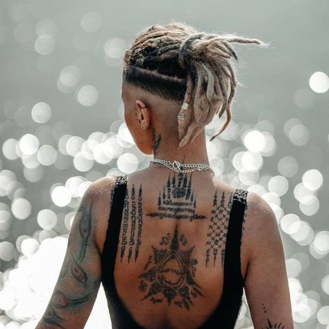 Dreadlocks Hairstyles For Ladies, Short Hair Dreadlocks, Dnd Drow, Braids Undercut, Dreads With Undercut, Funky Haircuts, Female Dreads, Undercut Long Hair, Dreads Styles