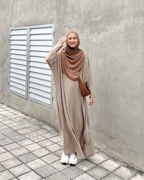 Outfit Hijab Syari Casual, Hijab Abaya Outfits, Umroh Outfit, Hijab Syar'i Style, Outfit Abaya, Ootd Hijab Syari, Islamic Modest Fashion, Online Shopping Sites Clothes, Hijab Model